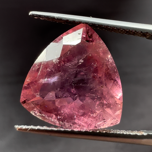 Schillernder alter rosa Turmalin mit bedeutenden bezaubernden Einschlüssen / 6,90 ct