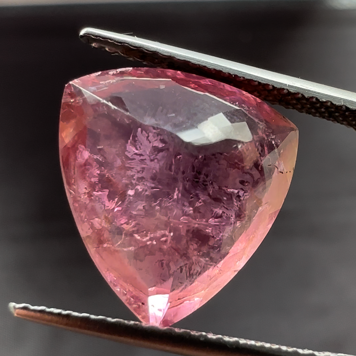 Schillernder alter rosa Turmalin mit bedeutenden bezaubernden Einschlüssen / 6,90 ct
