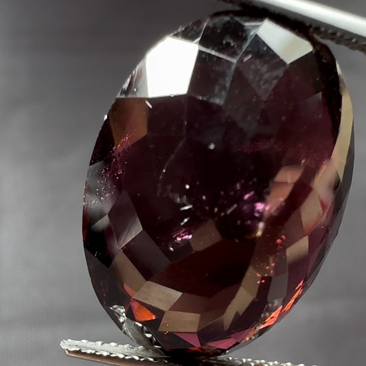 Dunkelweinroter ovaler facettierter Turmalin 17,02 ct