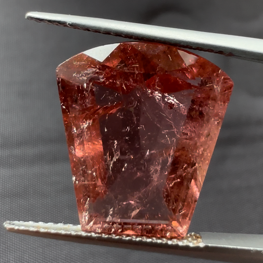 Atemberaubender, ausgefallener, pfirsichrosa Turmalin, 12,47 ct