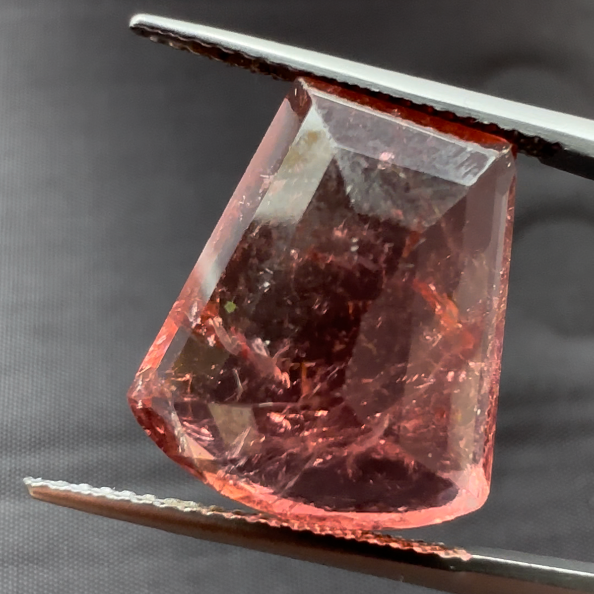 Atemberaubender, ausgefallener, pfirsichrosa Turmalin, 12,47 ct