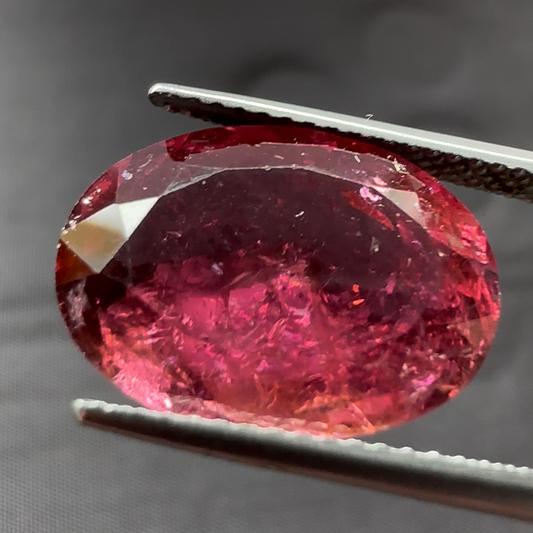 Leuchtend weinroter Turmalin mit wunderschönen Einschlüssen 7,71ct