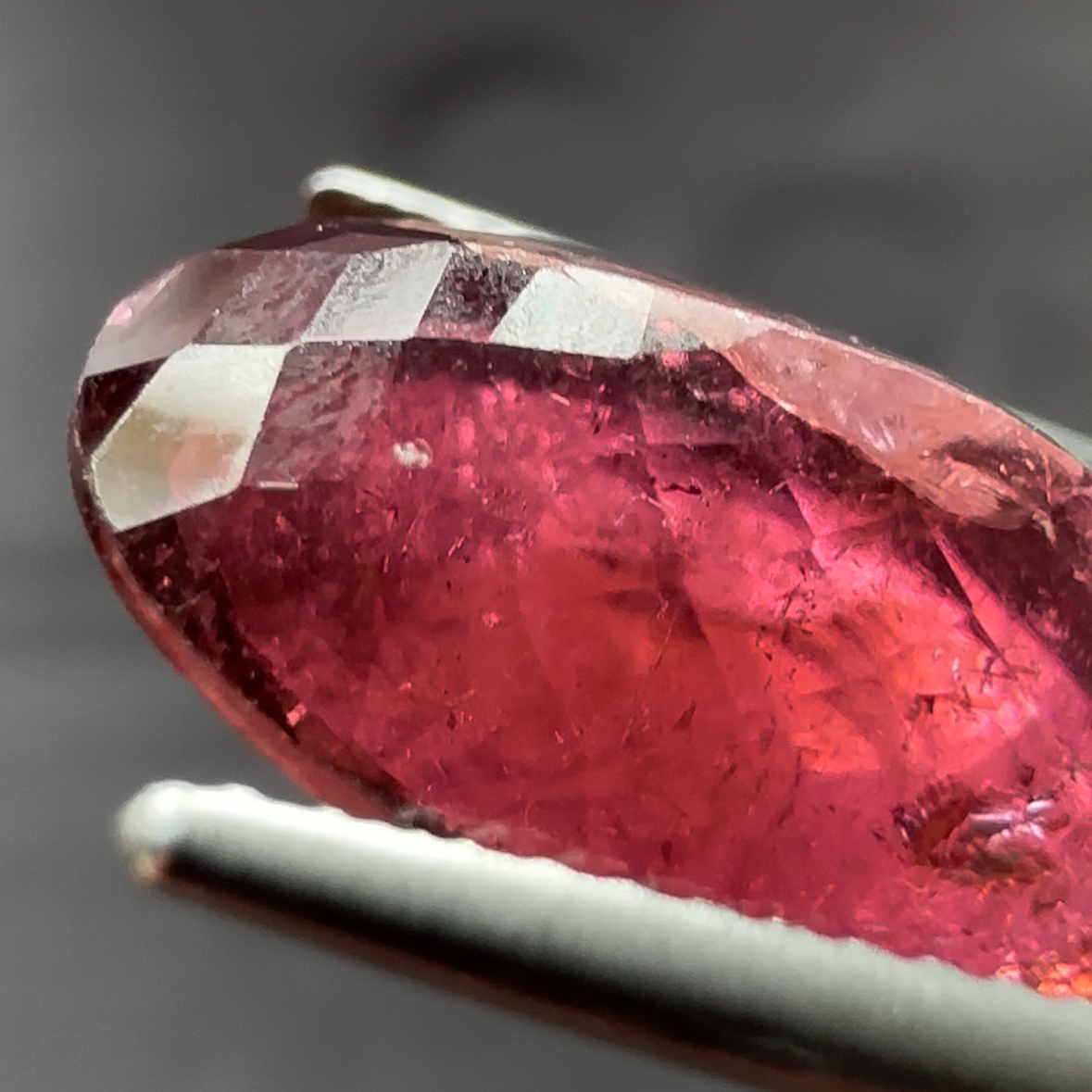 Leuchtend weinroter Turmalin mit wunderschönen Einschlüssen 7,71ct