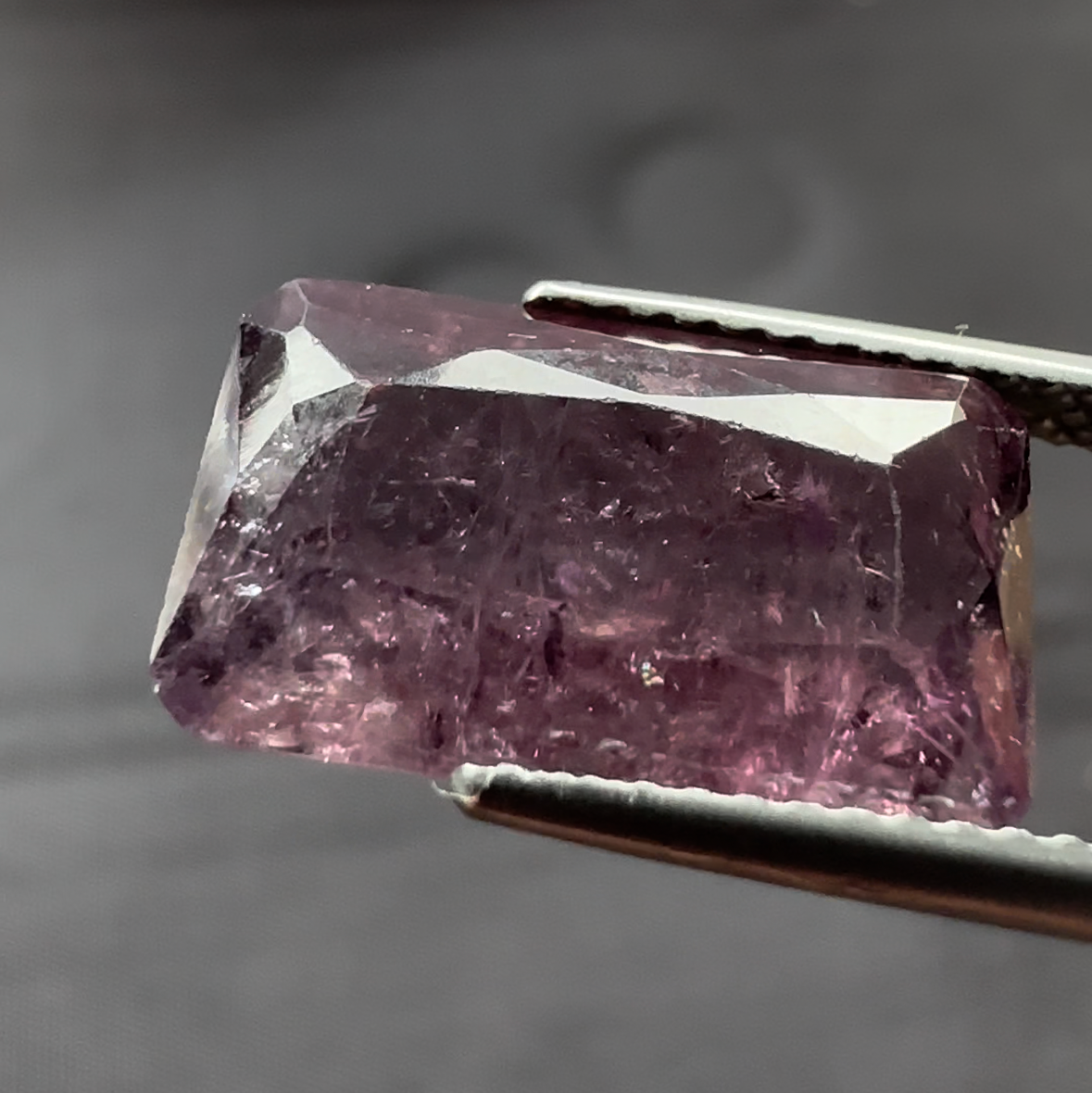 Strahlend hellvioletter Turmalin in Smaragdform, 6,93 ct
