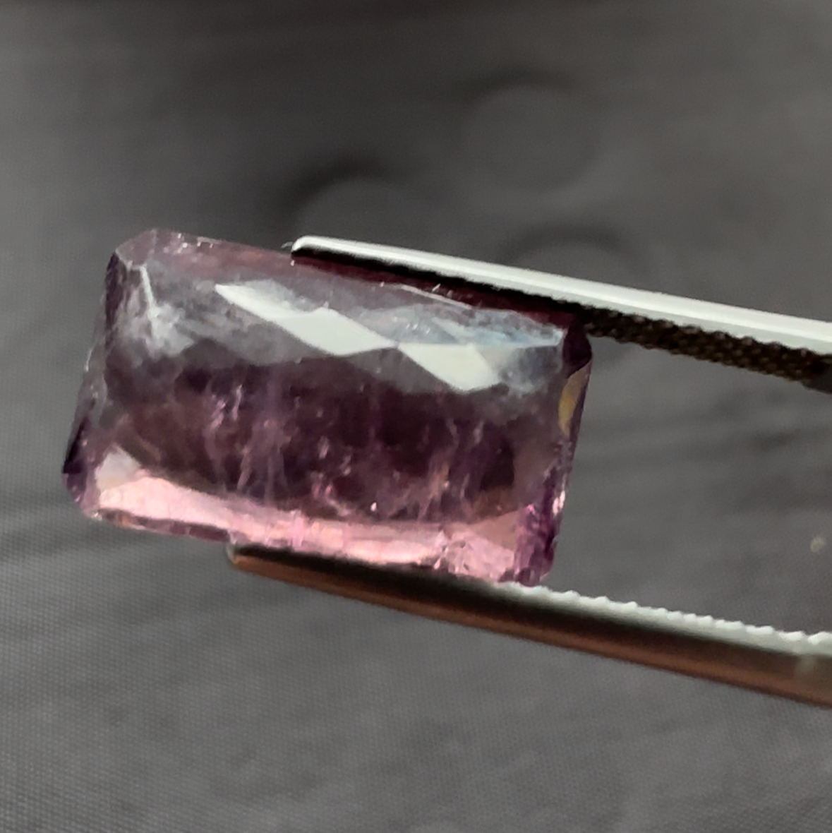 Strahlend hellvioletter Turmalin in Smaragdform, 6,93 ct