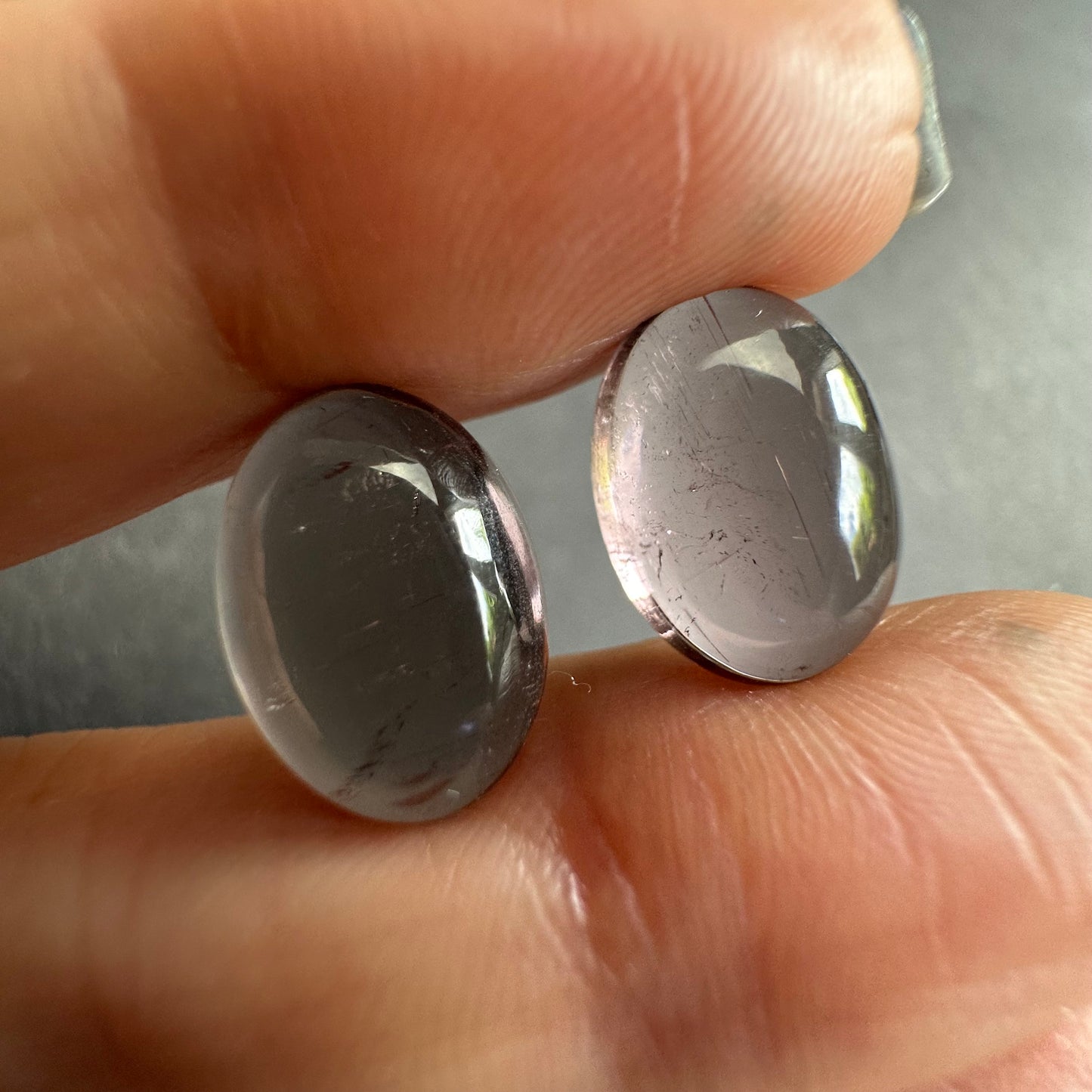 Elegantes graues transparentes Turmalin-Cabochon-Paar