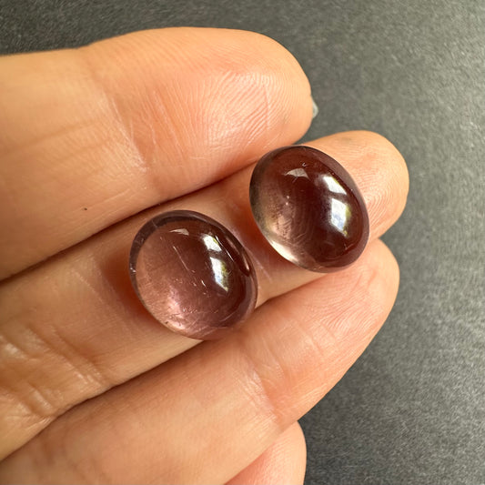 Elegantes graues transparentes Turmalin-Cabochon-Paar