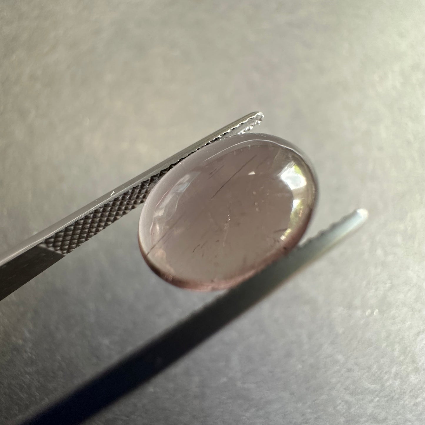 Elegantes graues transparentes Turmalin-Cabochon-Paar