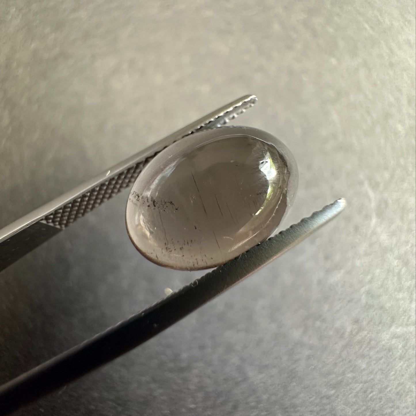 Elegantes graues transparentes Turmalin-Cabochon-Paar