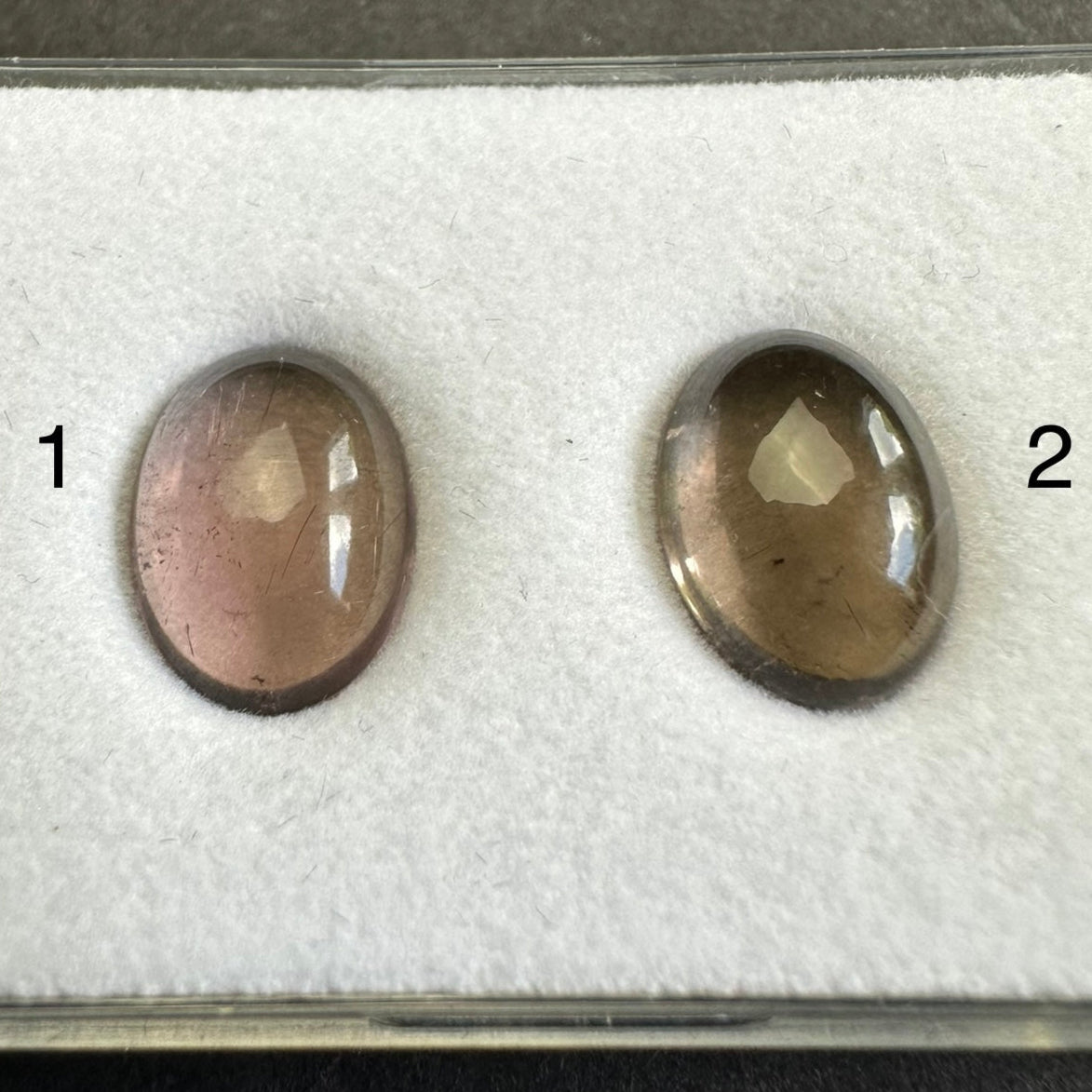 Elegantes graues transparentes Turmalin-Cabochon-Paar