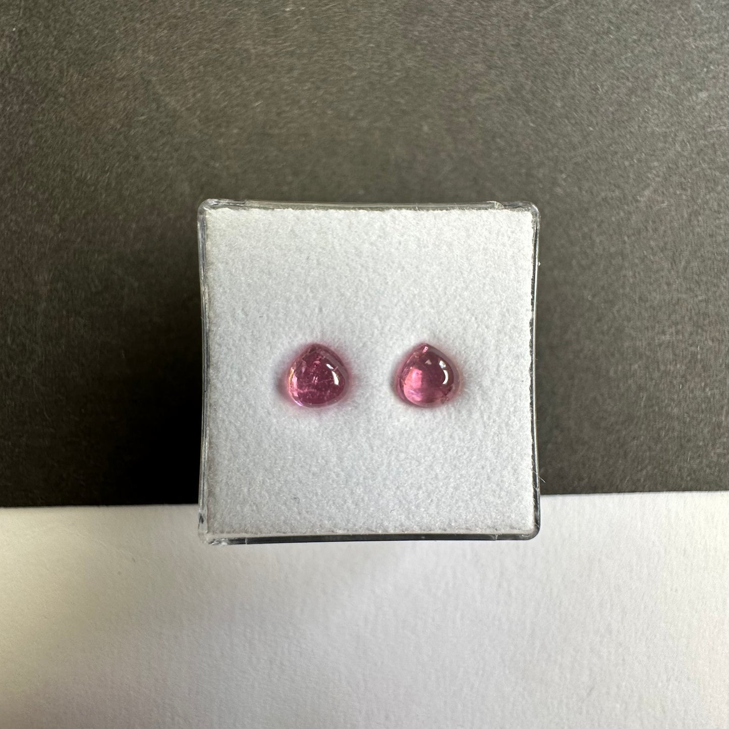 Exquisiter rosa Turmalin-Cabochon in Tropfenform