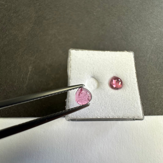 Exquisiter rosa Turmalin-Cabochon in Tropfenform