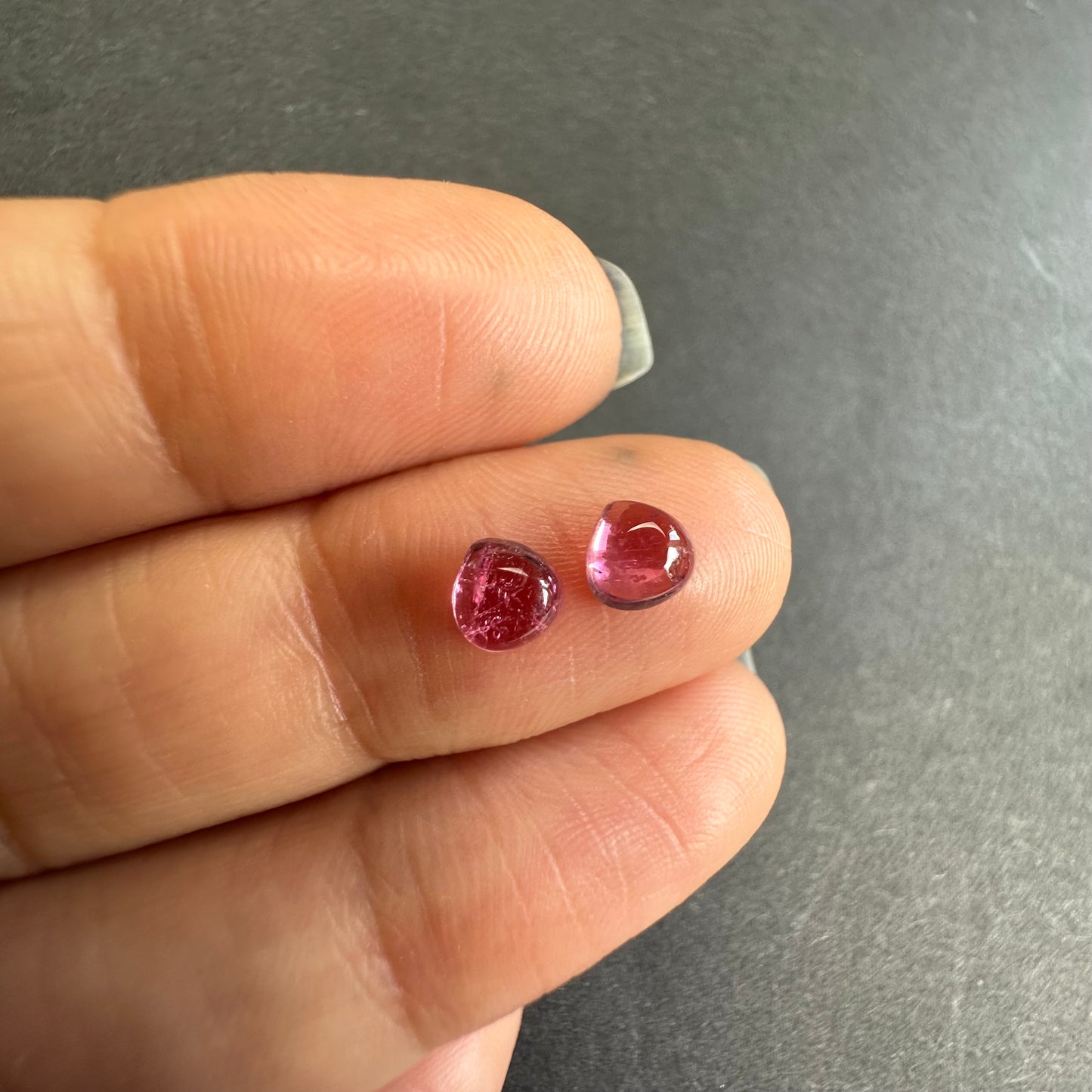 Exquisiter rosa Turmalin-Cabochon in Tropfenform