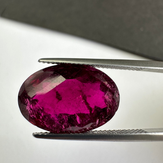 EB001361 Exceptional transparent and hypnotic pink Tourmaline, 13.95Cts, 18.4x 12.4x 8.4 mm
