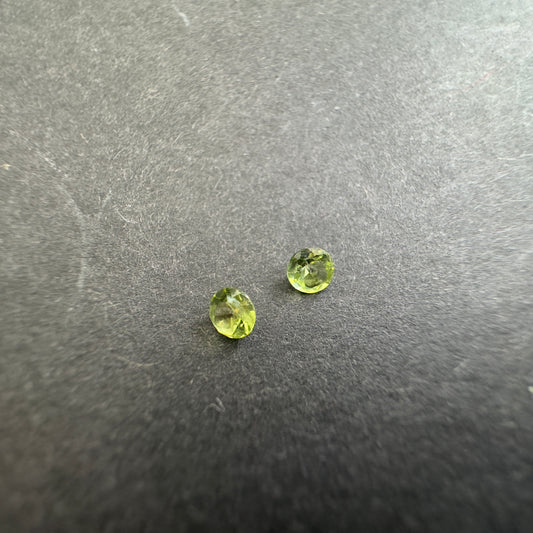 Peridot round pair, approx. 3.2mm&3.3mm diameters, 0.28cts