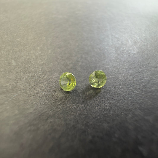 Peridot round pair, both approx. 3.3mm in diameter, 0.32cts