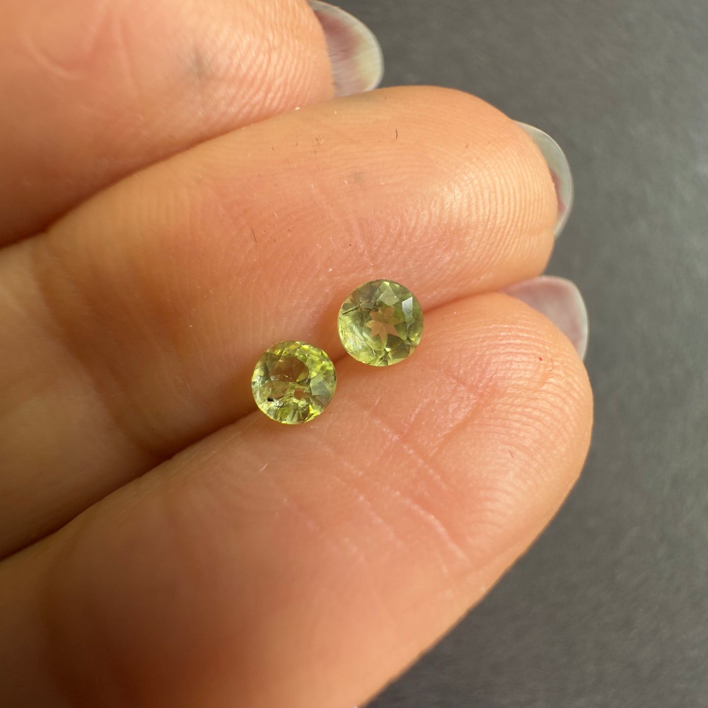 Peridot round pair, both approx. 3.3mm in diameter, 0.32cts