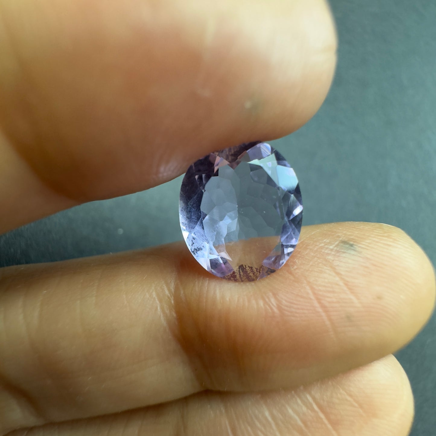 Funkelnder lila Amethyst oval facettiert
