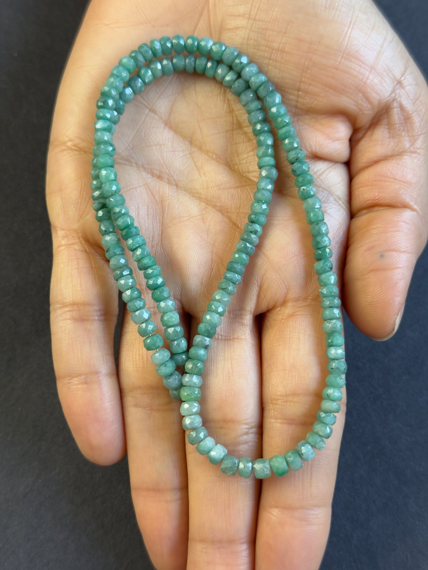 Apfelgrüne Smaragd-Rondellperlen 89,14 ct