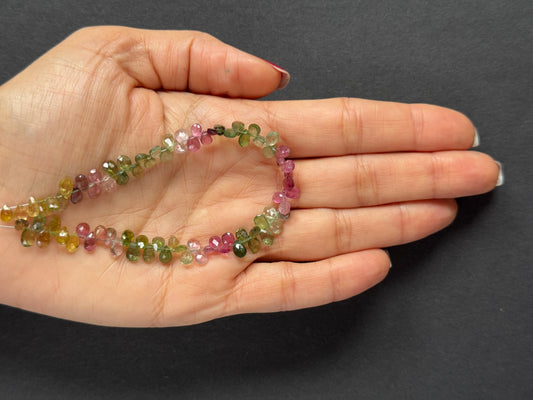 Naturfarbene, mehrfarbige Turmalin-Tropfen-Armbandstränge – 5 Stück – je ca. 39–52 Karat