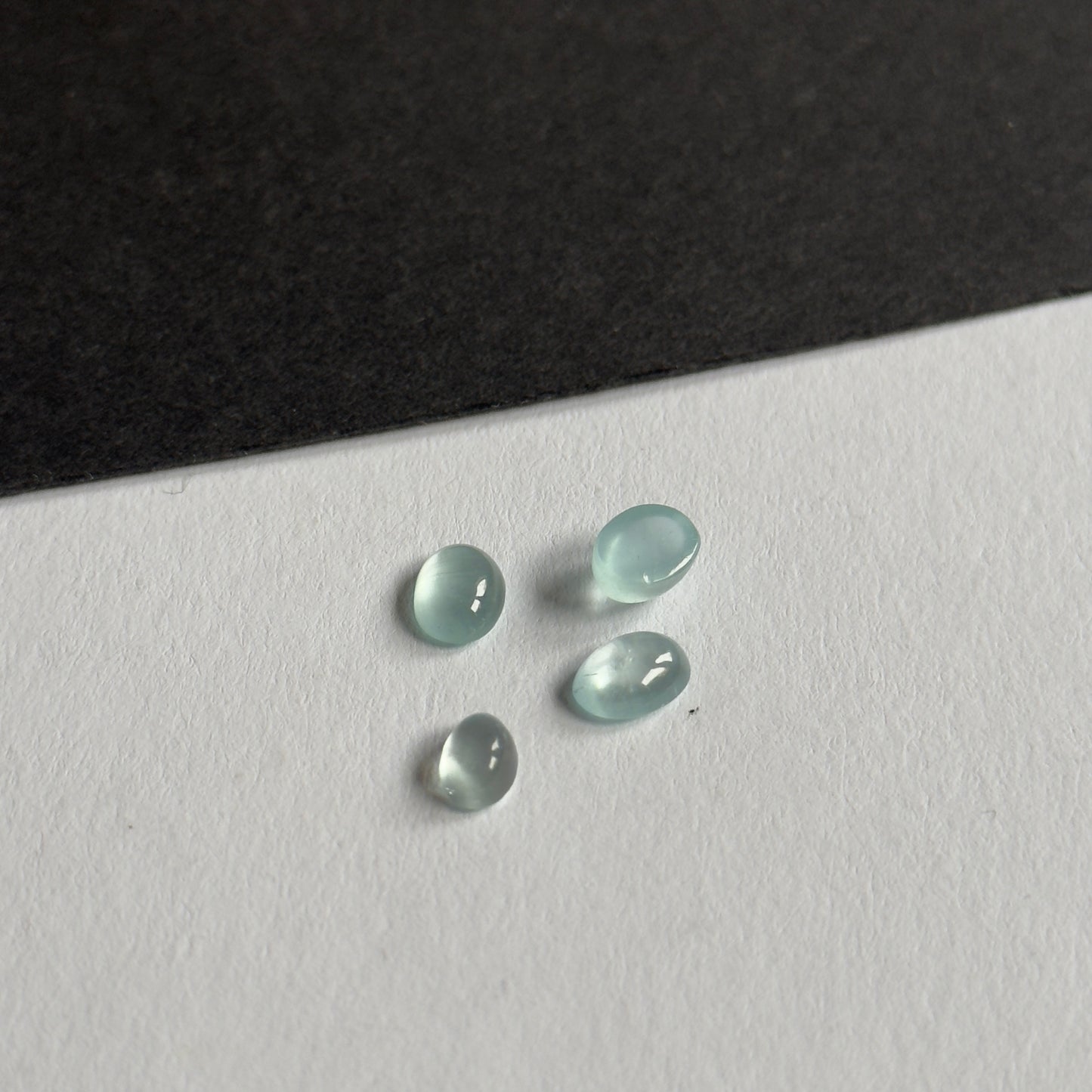 Friedlicher eleganter Aquamarin Cabochon Oval