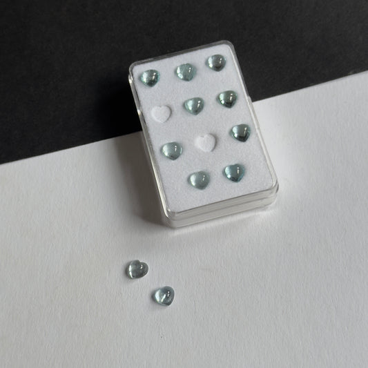 Prächtiger herzförmiger Aquamarin-Cabochon
