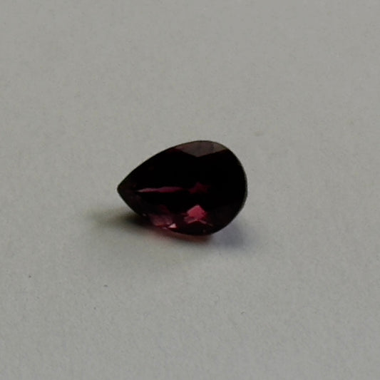 Roter Turmalin, 9,3 x 6,5 x 5,3 mm, 1,93 ct