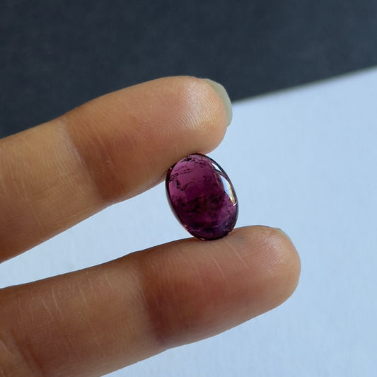 Captivating shiny finished Cabochon Tourmaline with Pink Hues 5,44cts