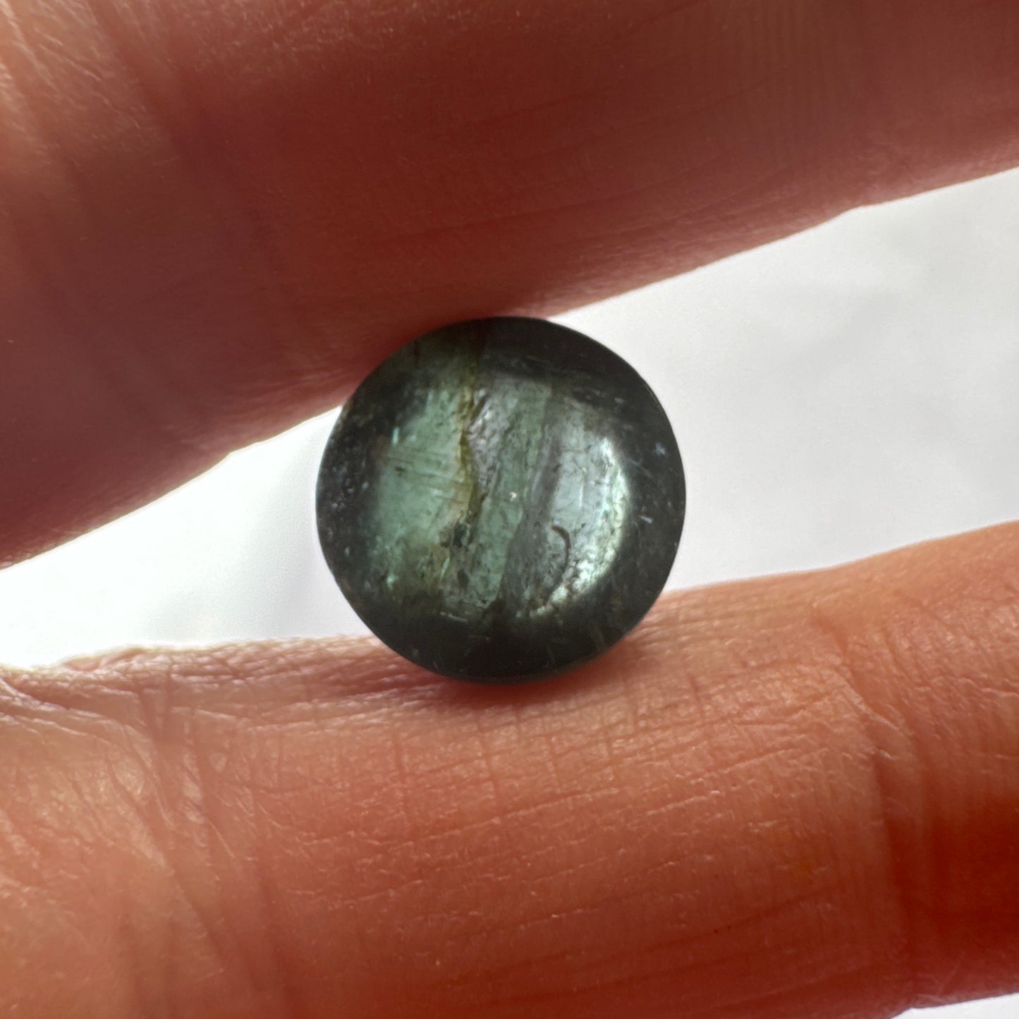 Durchscheinender Turmalin, wunderschöner dunkelgrüner runder Edelstein mit Einschlüssen – 11,19 ct