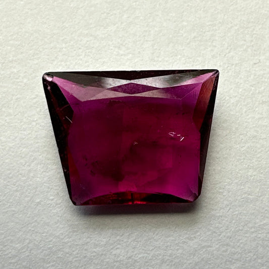 Turmalin, 13,4 x 10,0 x 3,9 mm, 4,13 ct