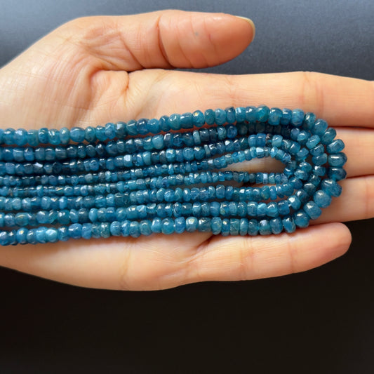 Wunderschöner blauer Apatit, handgeschliffen in ausgefallene Rondellperlen