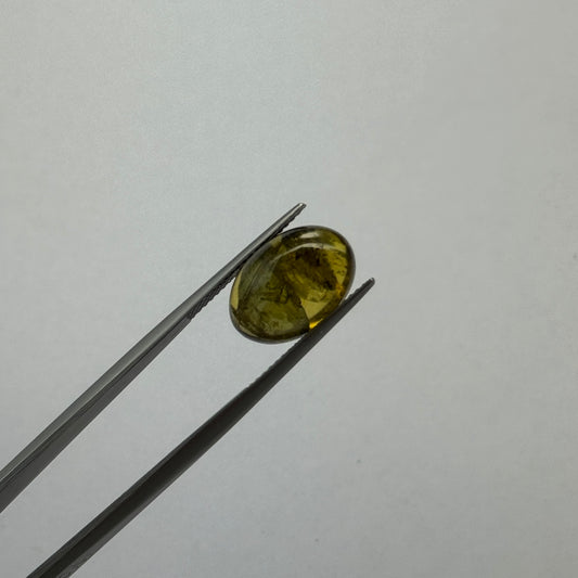 Bezaubernder olivgrüner Turmalin Cabochon 14,3 x 9,9 mm, 7,62cts