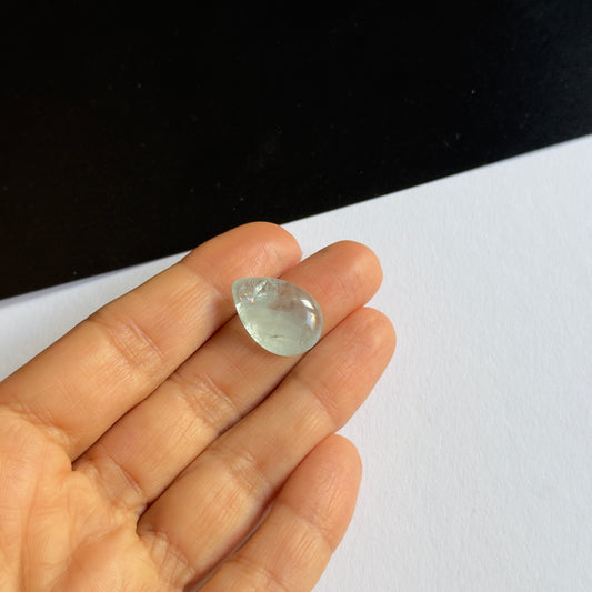 Aquamarin, großer birnenförmiger Cabochon, 19 x 13,3 mm, 12,63 ct, mit Einschlüssen