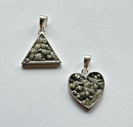 Herz- und Dreieckanhänger aus Silber gefüllt mit Diamanten