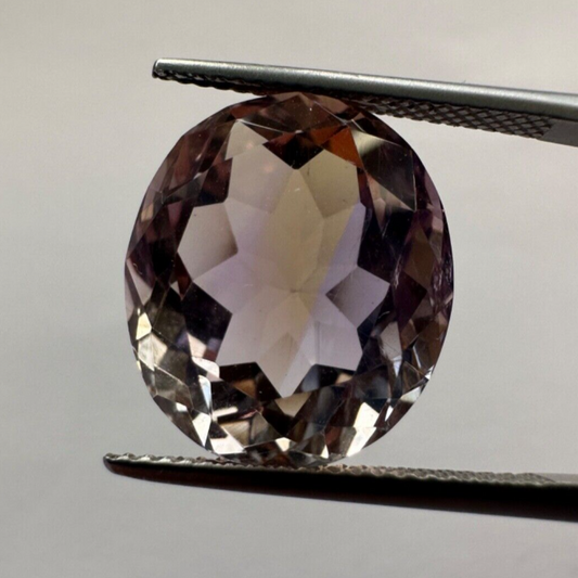 Wonderful Two-tone Ametrine 1. 16,2mm x 14,1mm 13,85cts