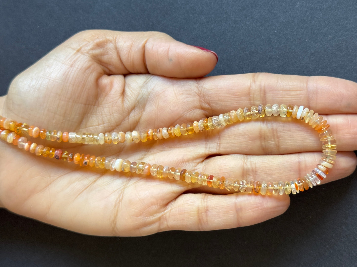 Leuchtend orangefarbener Mix aus Farben und Formen! Feueropal-Strang