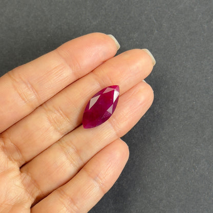 Red Ruby Loose Stone, 10.17 ct, 21.7x10.4 mm – view 1 of 3