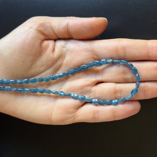 Leuchtende Apatitperlen, oval, natürlich, handgeschliffen, tiefblaue Farbtöne