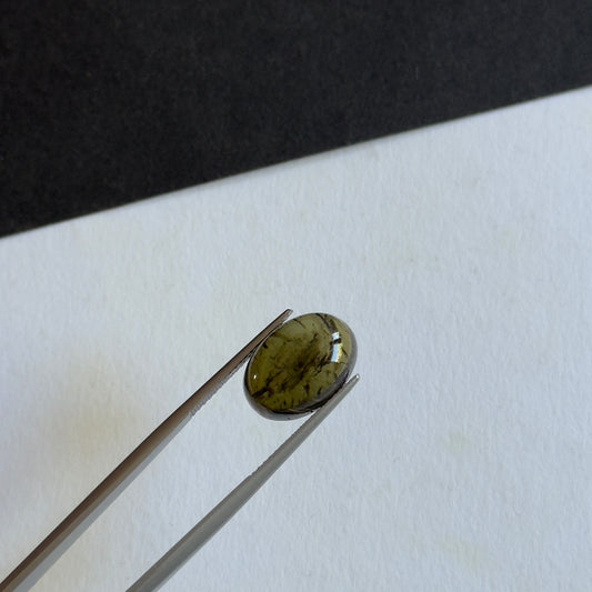 Discover the Olive Green Tourmaline Cabochon with Stunning Natural Inclusions 7,64cts