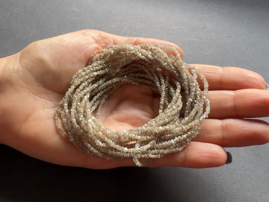 Rohdiamant, natürliche organische Texturen, hellbraune Farbe, natürliche Form, organischer Rohdiamantstrang, 40 cm, 2–2,5 mm, Loch 0,3 mm