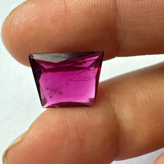 Turmalin, 13,4 x 10,0 x 3,9 mm, 4,13 ct