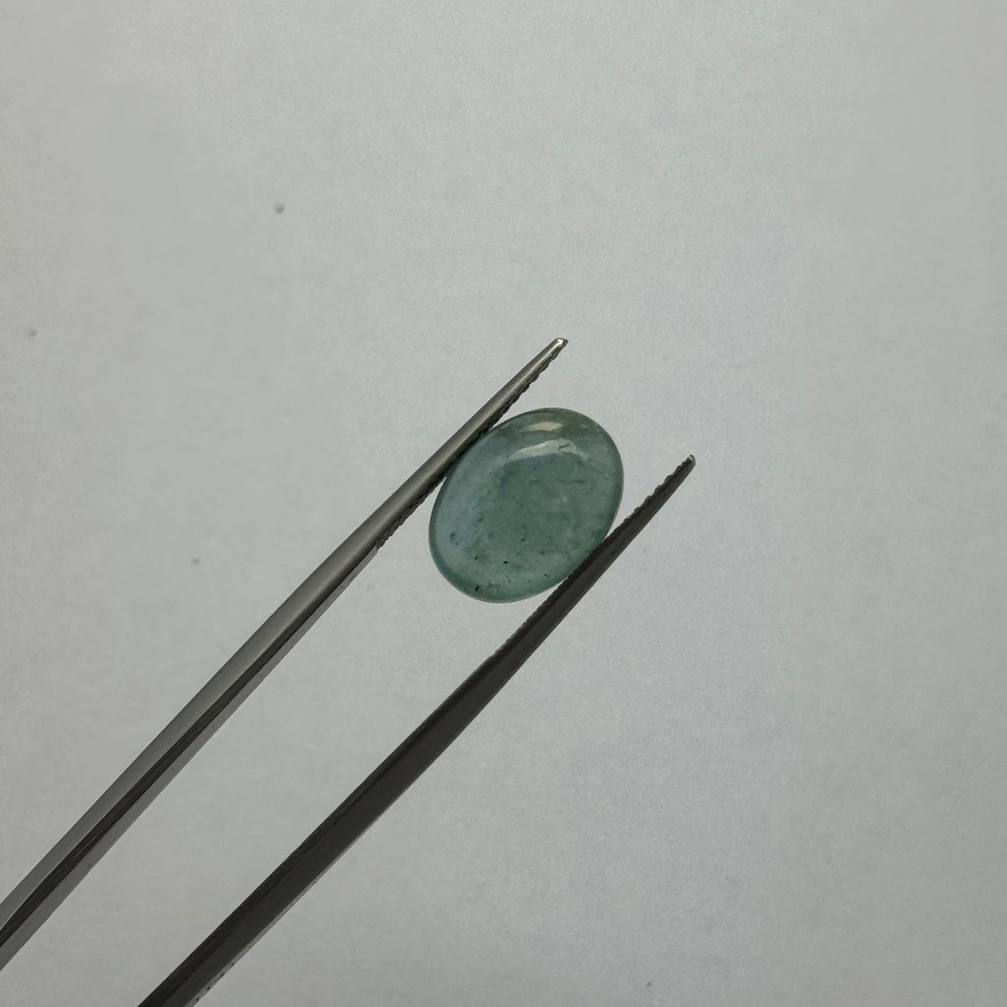 Captivating oval  blue chalcedony cabochon - 5.04cts