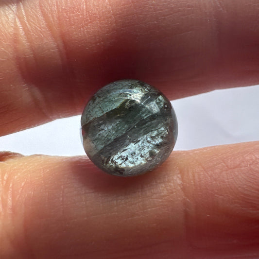 Durchscheinender Turmalin, wunderschöner dunkelgrüner runder Edelstein mit Einschlüssen – 11,19 ct