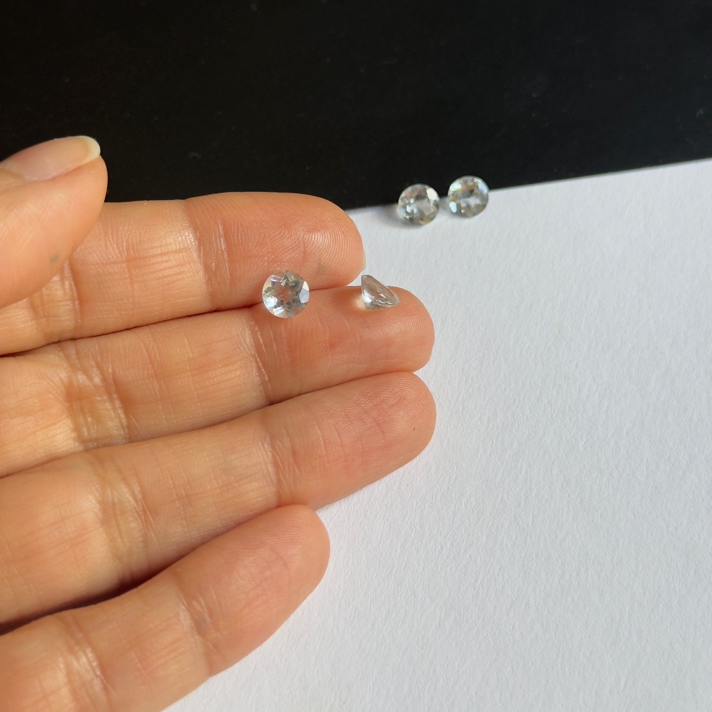 Aquamarin wie kristallklares Wasser rund facettiert