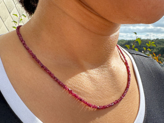 Luménz Burgunderrotes Rohdiamant-Collier — Verschluss aus Sterlingsilber