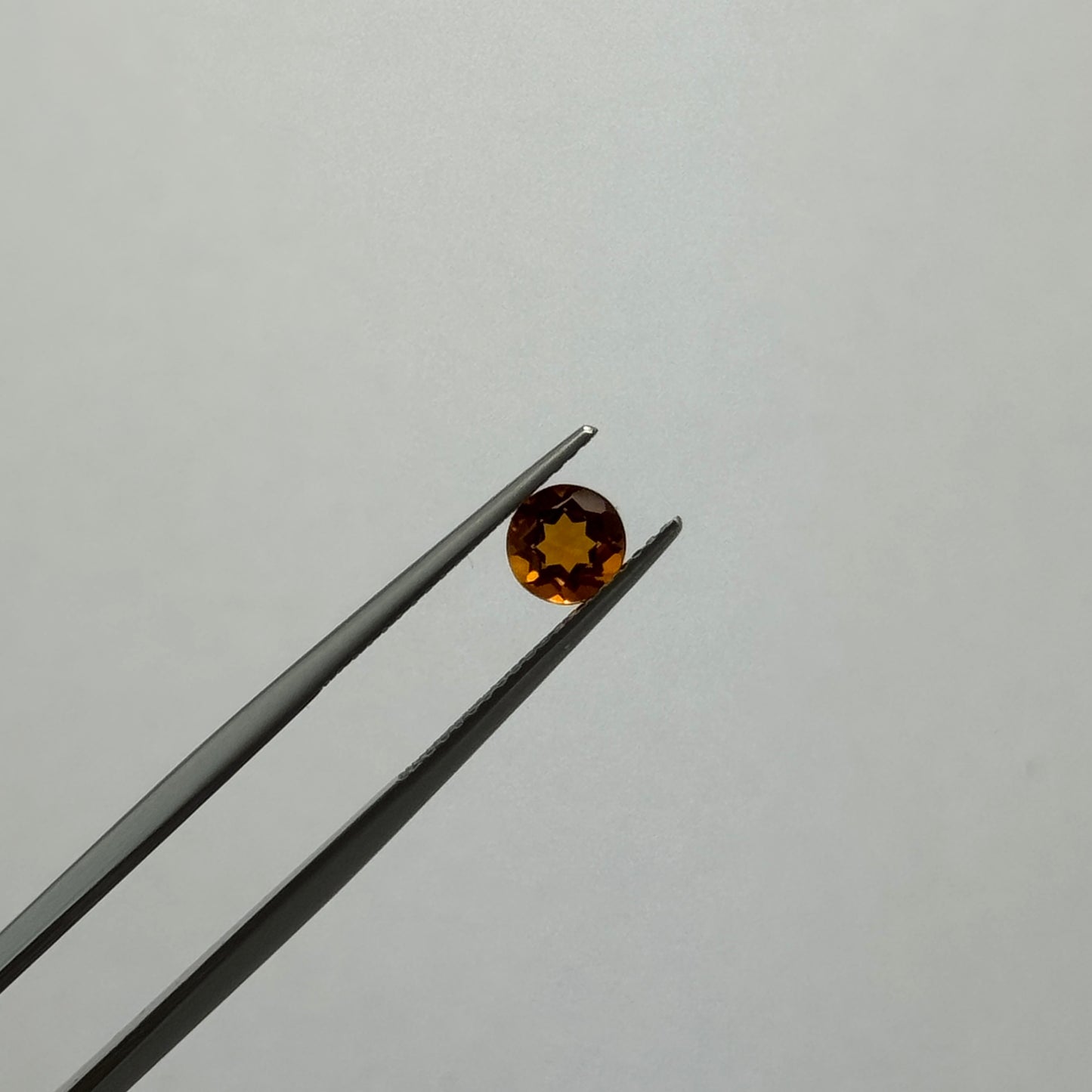 Catching  light with mesmerizing sparkle! Mandarin  Garnet Round fac.  0,50cts