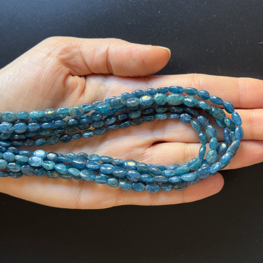 Apatitperlen mit glatter ovaler Form, natürliche, handgeschliffene, tiefblaue Farbtöne