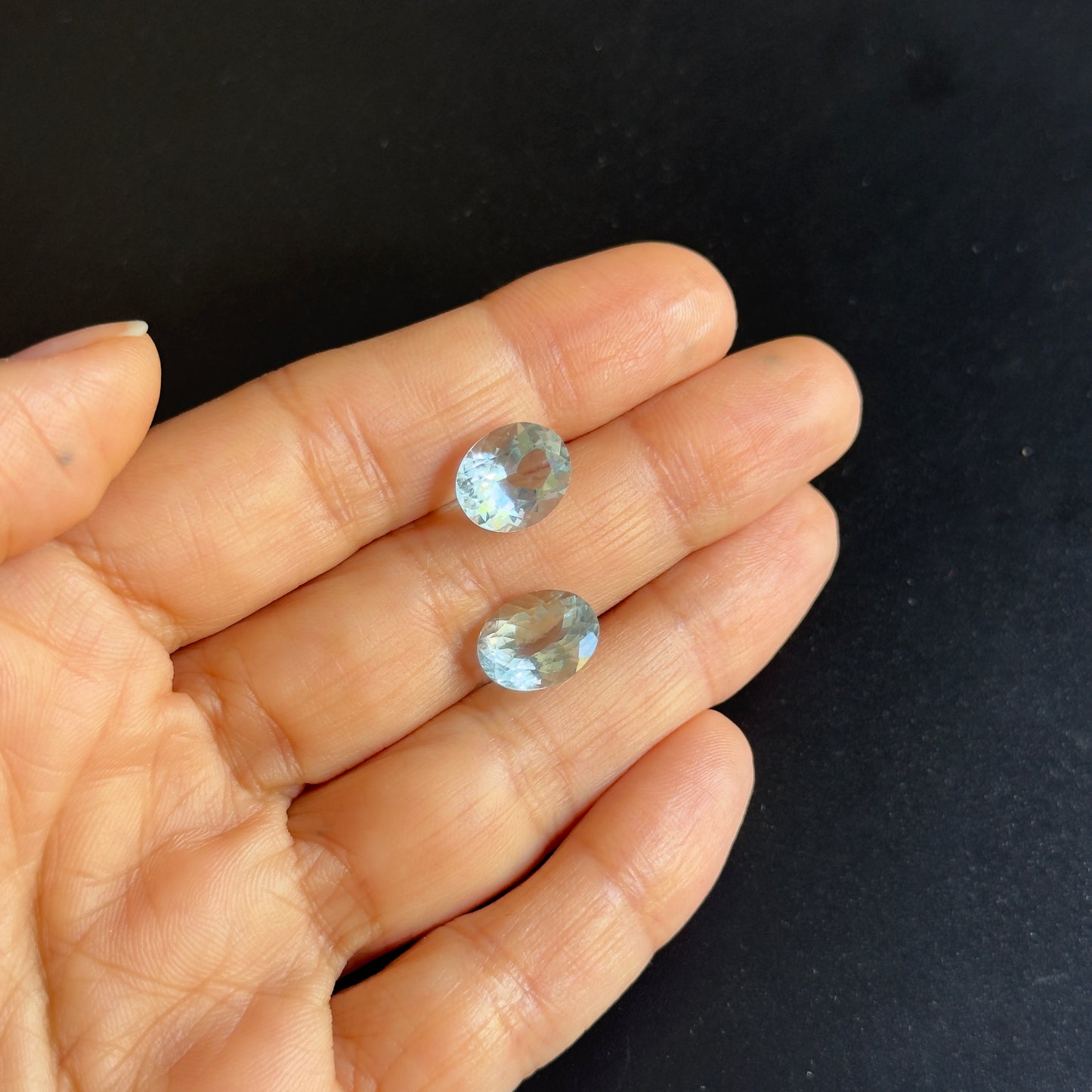 Funkelnder Aquamarin leuchtend himmelblau Oval facettiert 11x9mm