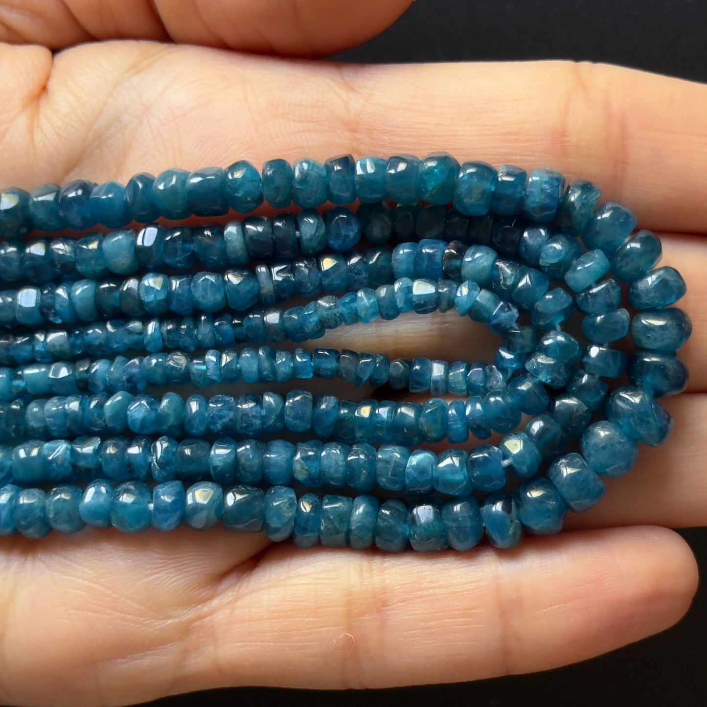 Wunderschöner blauer Apatit, handgeschliffen in ausgefallene Rondellperlen