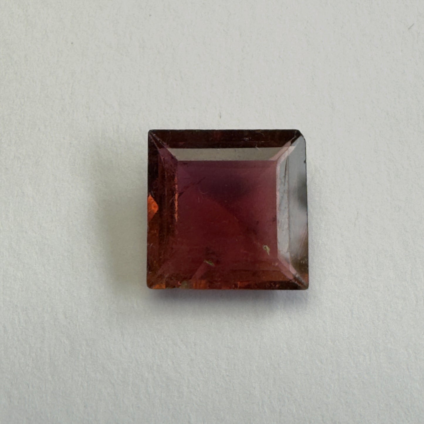 TR223, Turmalin, 5,46 Karat, 11 x 11 x 5 mm